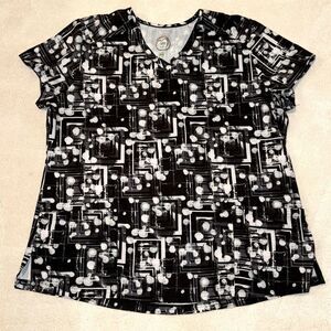 Women’s Healthcare Top/Scrubs-Health Pro. Size XL. Black White Pattern